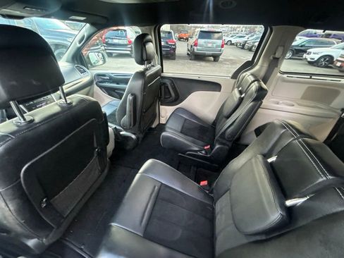 Used 2017 Dodge Grand Caravan SXT w/ Driver Convenience Group image 8