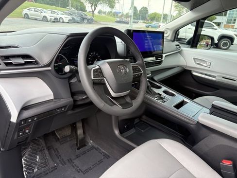 Used 2026 Toyota Sienna XLE FWD image 12