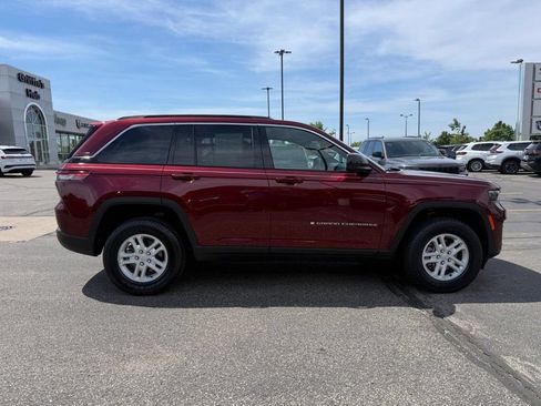 Used 2024 Jeep Grand Cherokee Laredo w/ Luxury Tech Group I AWD/4WD image 2