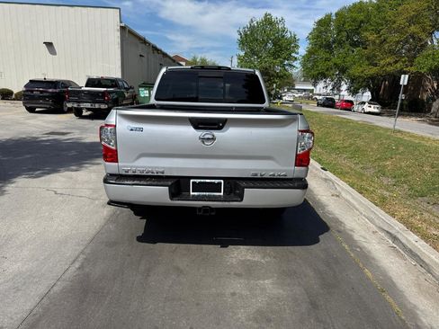 Used 2019 Nissan Titan SV image 10
