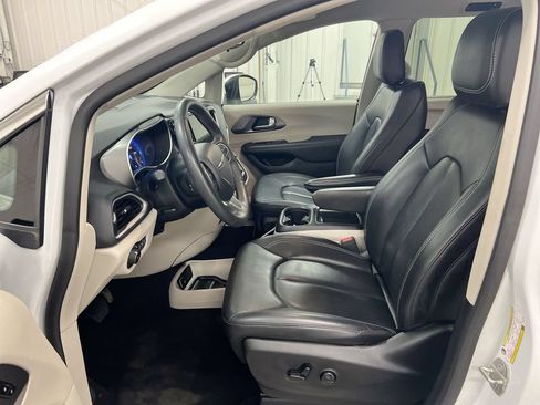 Used 2023 Chrysler Pacifica Touring-L FWD image 19