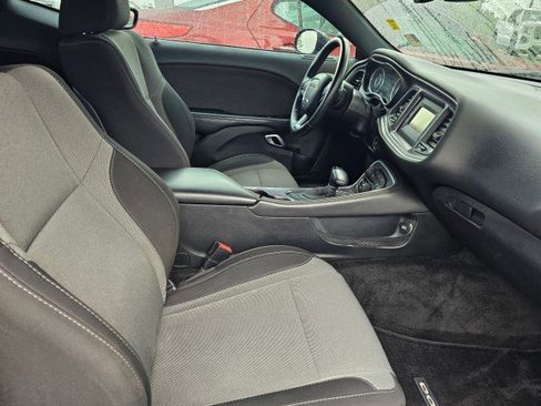 Used 2015 Dodge Challenger SXT image 11