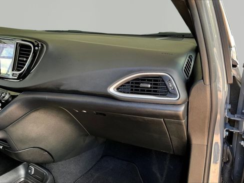 Used 2025 Chrysler Pacifica Select FWD image 25