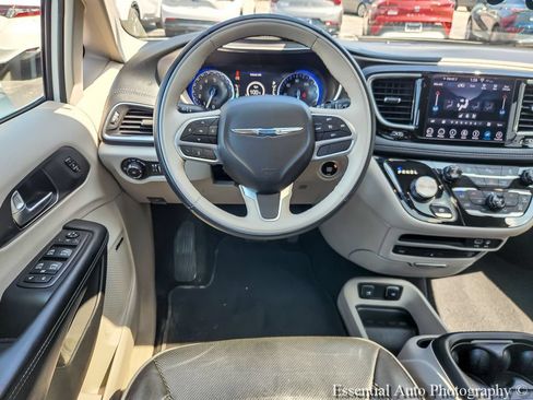 Used 2018 Chrysler Pacifica Limited FWD image 14