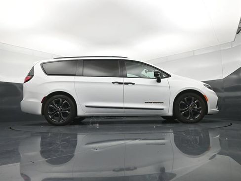 Used 2024 Chrysler Pacifica Touring-L w/ Road Tripper Package FWD image 21
