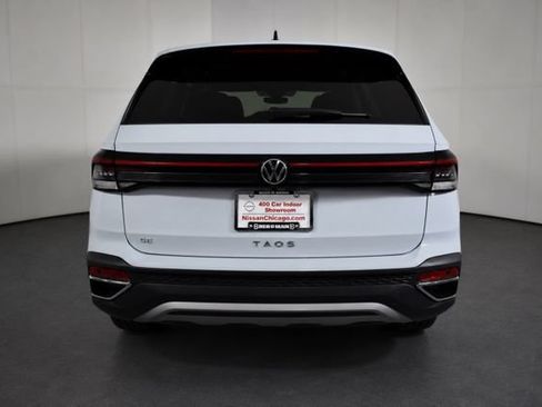Used 2025 Volkswagen Taos SE w/ Black Wheel Package FWD image 5
