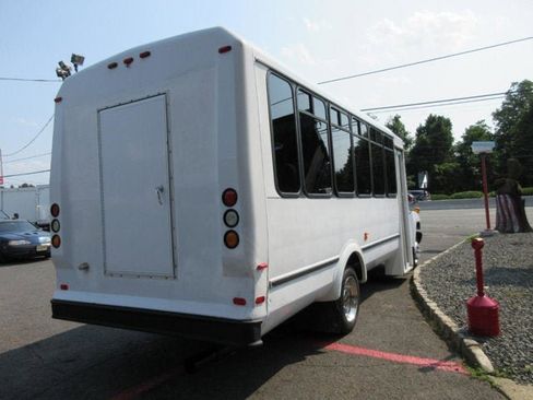 Used 2009 Chevrolet Kodiak C4500 2WD Regular Cab image 3