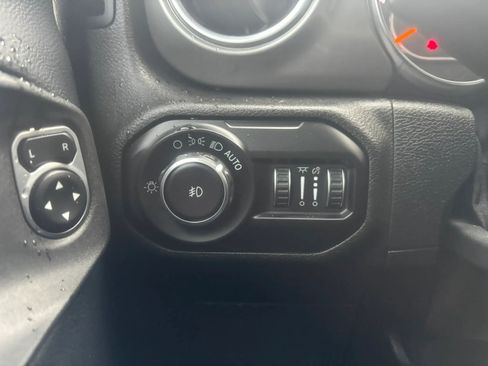 Used 2019 Jeep Wrangler Unlimited Sahara AWD/4WD image 24