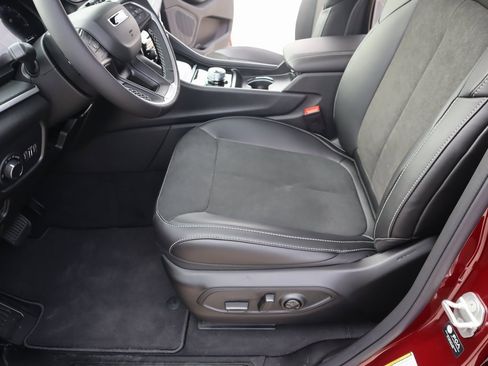 New 2025 Jeep Grand Cherokee Altitude image 11