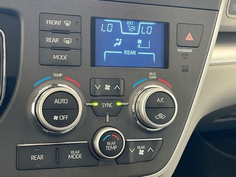 Used 2020 Toyota Sienna LE w/ Carpet Mat Package FWD image 19