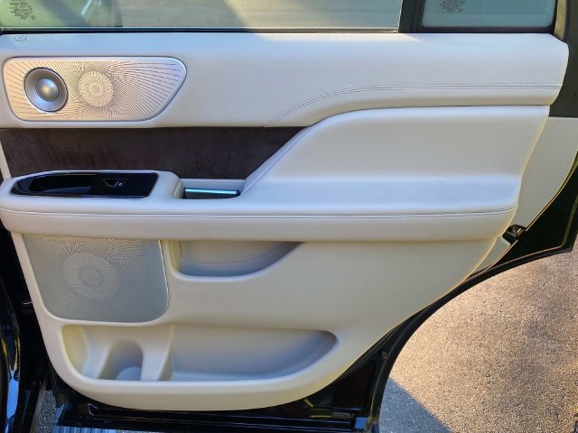 Used 2020 Lincoln Navigator Reserve w/ Luxury Package AWD/4WD image 35