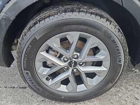 Certified 2024 Kia Telluride LX image 8