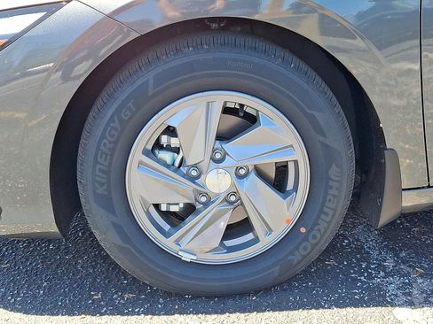 New 2025 Hyundai Elantra SE image 18