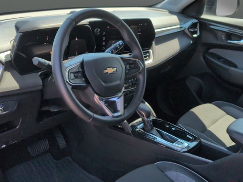 Used 2024 Chevrolet TrailBlazer LT w/ Convenience Package AWD/4WD image 9