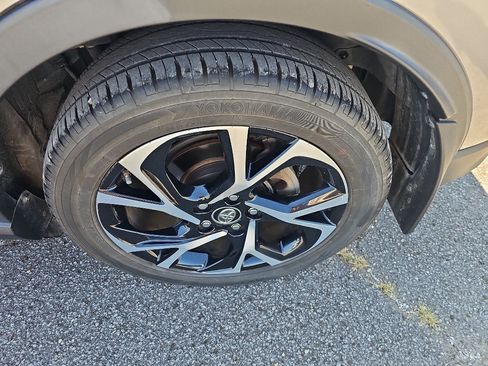 Used 2018 Toyota C-HR XLE FWD image 22