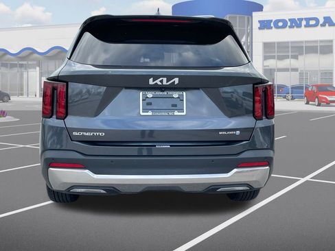 Used 2024 Kia Sorento S image 7