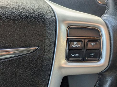 Used 2016 Chrysler Town & Country Touring w/ Driver Convenience Group image 25