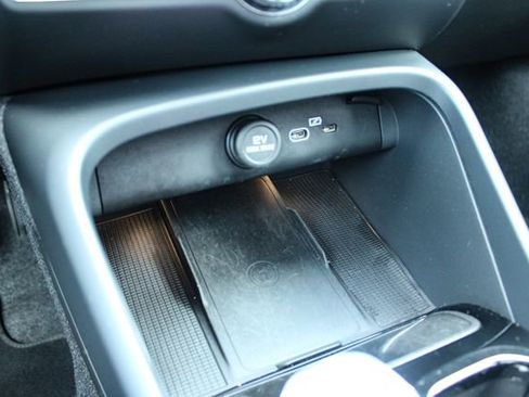 Used 2025 Volvo XC40 B5 Plus image 20