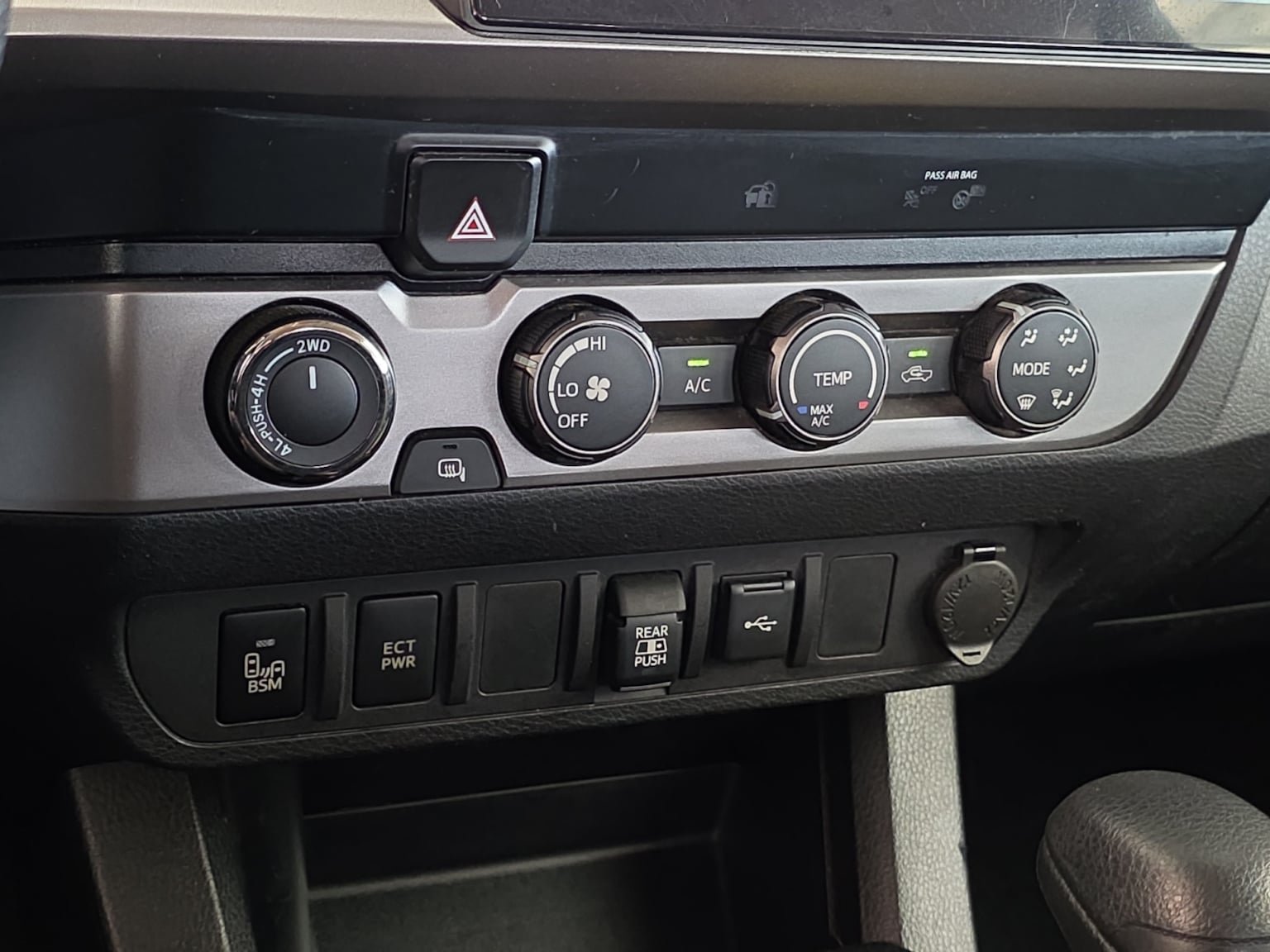 Used 2020 Toyota Tacoma SR5 w/ Technology Package AWD/4WD image 18