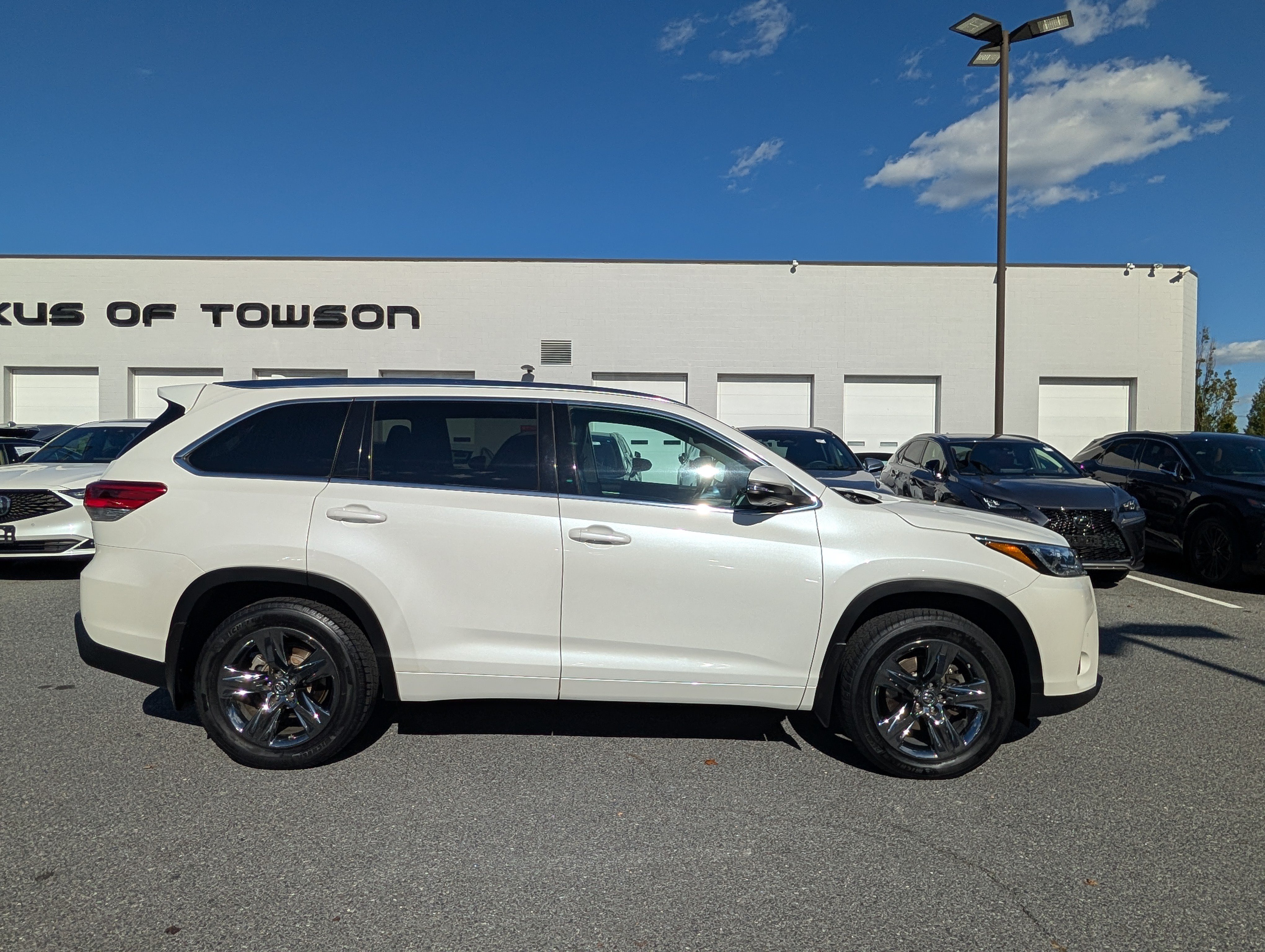 Used 2017 Toyota Highlander Limited Platinum w/ Carpet Mat Package AWD/4WD image 2