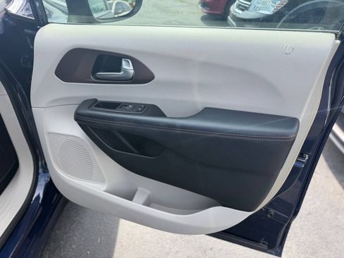 Used 2018 Chrysler Pacifica LX FWD image 15