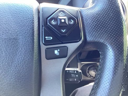 Used 2017 Toyota Tacoma TRD Off-Road AWD/4WD image 17