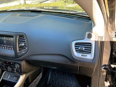 Used 2020 Jeep Compass Latitude image 23