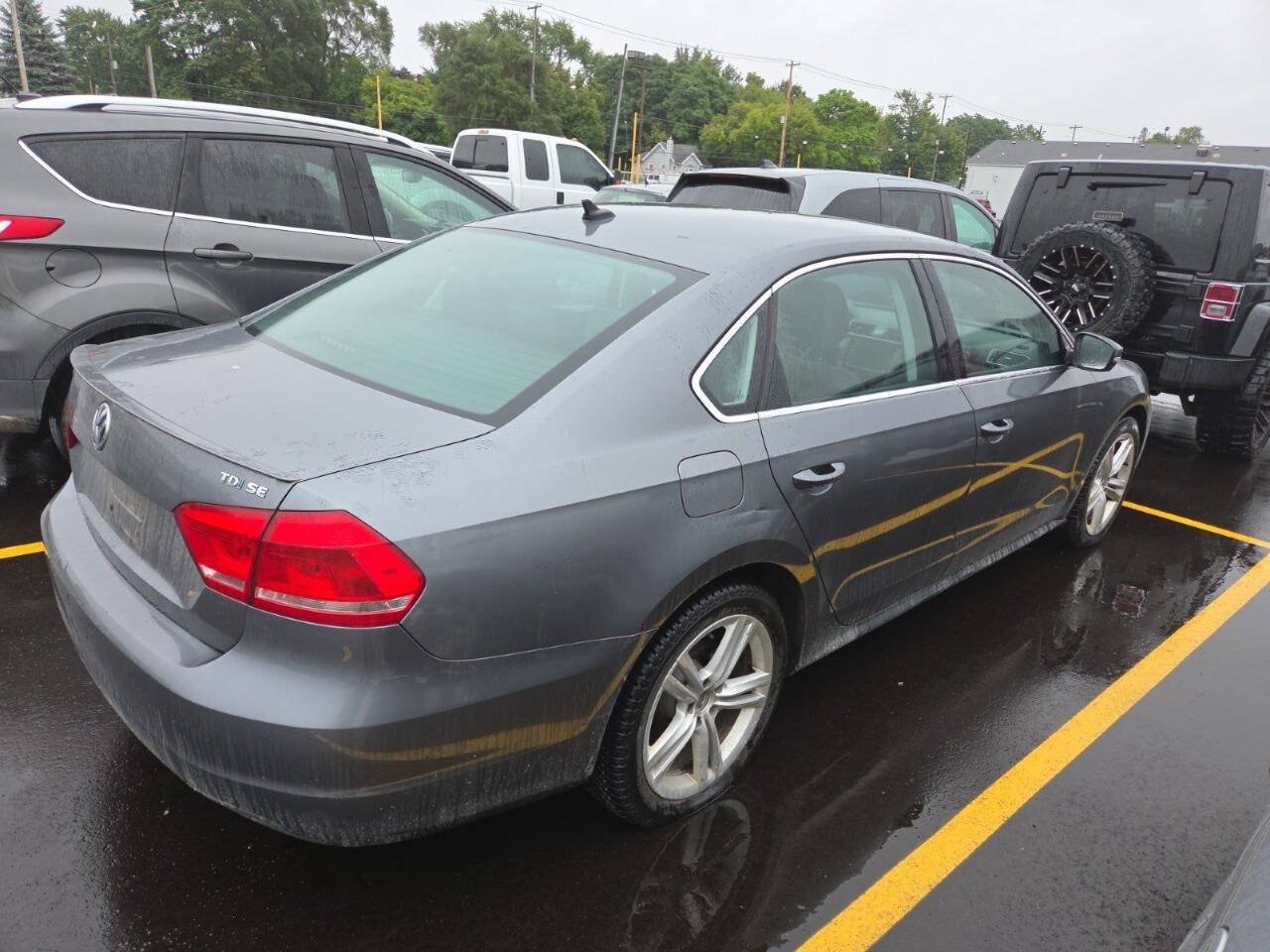 Used 2014 Volkswagen Passat TDI SE FWD image 2