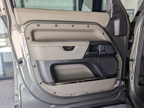 Certified 2025 Land Rover Defender 110 image 21