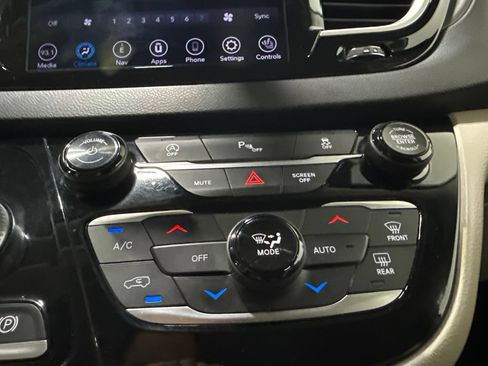 Used 2020 Chrysler Pacifica Touring-L Plus FWD image 20