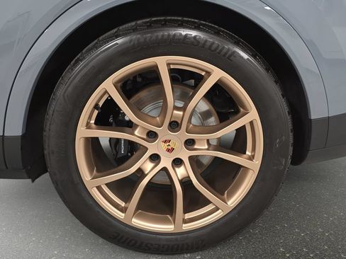 Certified 2024 Porsche Cayenne AWD/4WD image 28