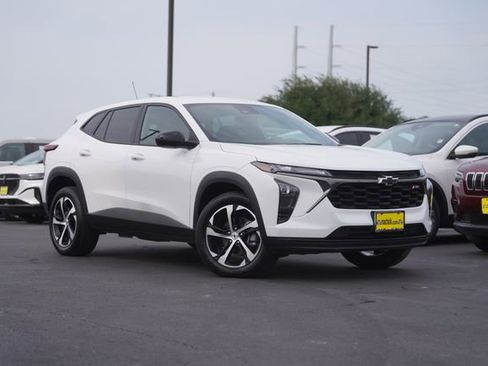 Used 2024 Chevrolet Trax RS w/ Driver Confidence Package FWD image 2