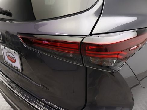 Certified 2024 Toyota Highlander Platinum FWD image 9