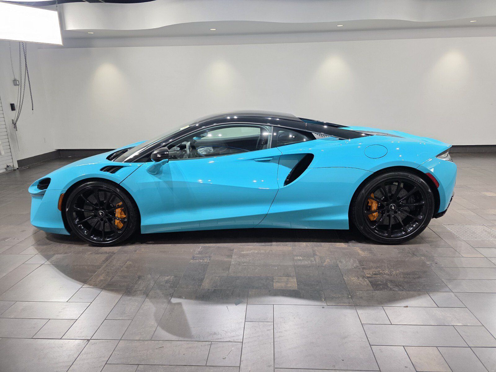 Used 2025 McLaren Artura RWD image 3