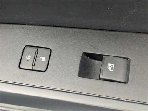 Used 2018 Toyota Tacoma SR w/ SR Convenience Package image 30