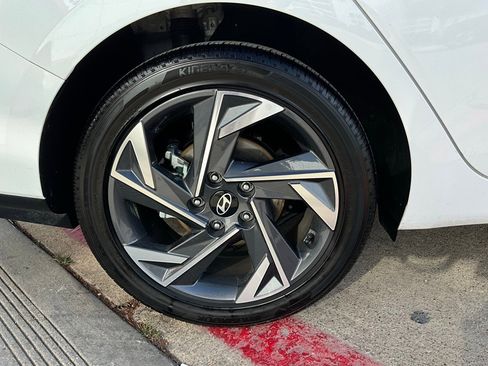 Used 2025 Hyundai Elantra Limited image 9