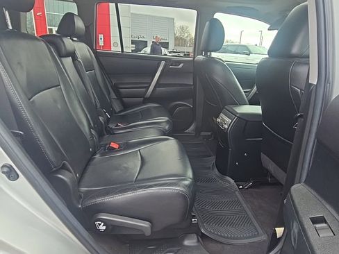 Used 2012 Toyota Highlander SE w/ Tow Pkg image 26