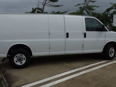 Used 2020 GMC Savana 2500 Extended w/ Driver Convenience Package RWD image 2