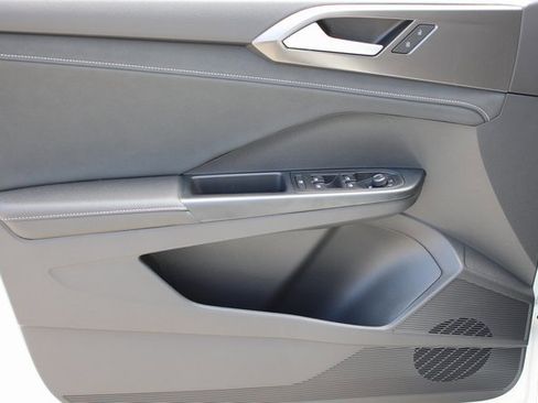 New 2025 Volkswagen Taos SE image 10