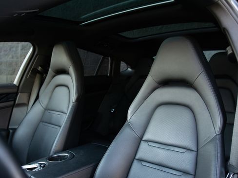 Certified 2017 Porsche Panamera image 4