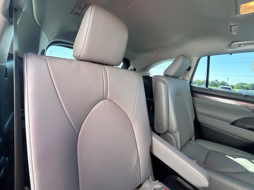Used 2026 Toyota Highlander Limited AWD/4WD image 29