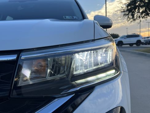 Certified 2023 Volkswagen Taos SE w/ Black Wheel Package image 6