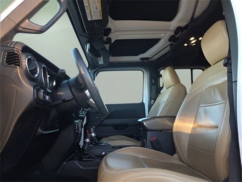 Used 2019 Jeep Wrangler Unlimited Sahara image 9
