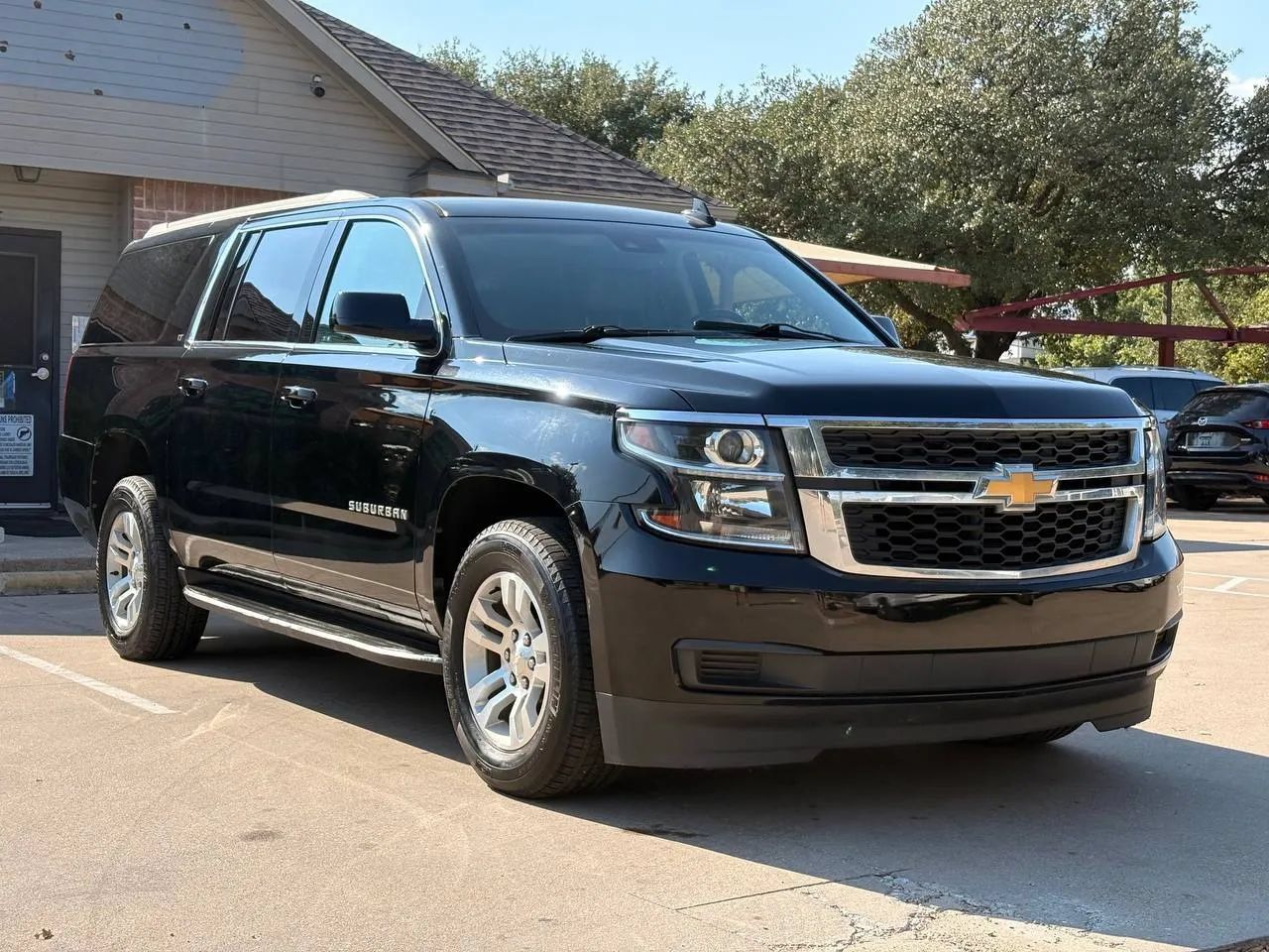 Used 2019 Chevrolet Suburban LT RWD image 1