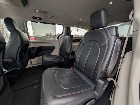 Used 2018 Chrysler Pacifica Touring-L image 38