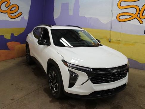 Used 2024 Chevrolet Trax RS w/ Sunroof Package FWD image 2