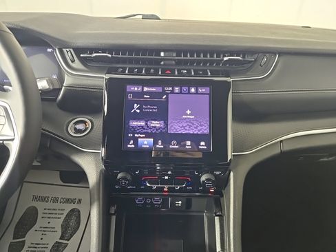 Used 2024 Jeep Grand Cherokee Altitude RWD image 10