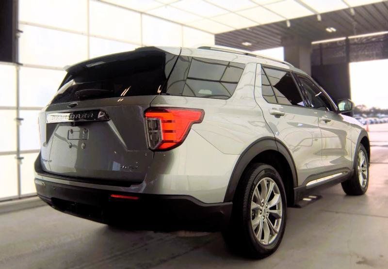 Used 2024 Ford Explorer Limited AWD/4WD image 3