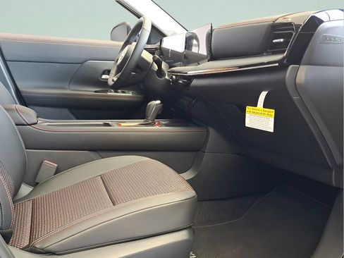 Certified 2025 Nissan Kicks SR FWD image 18