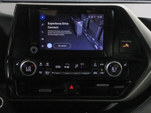 Used 2023 Toyota Highlander XLE FWD image 17